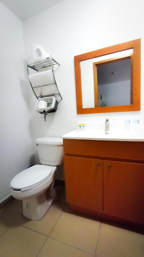 אגואסקליינטס Zimmer Suites מראה חיצוני תמונה